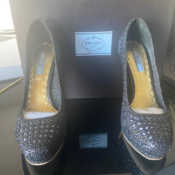 GENTLY WORN ELEGANT AND CLASSIC Prada Black Leather Pumps - Size 36/6 - Picture 3 of 8
